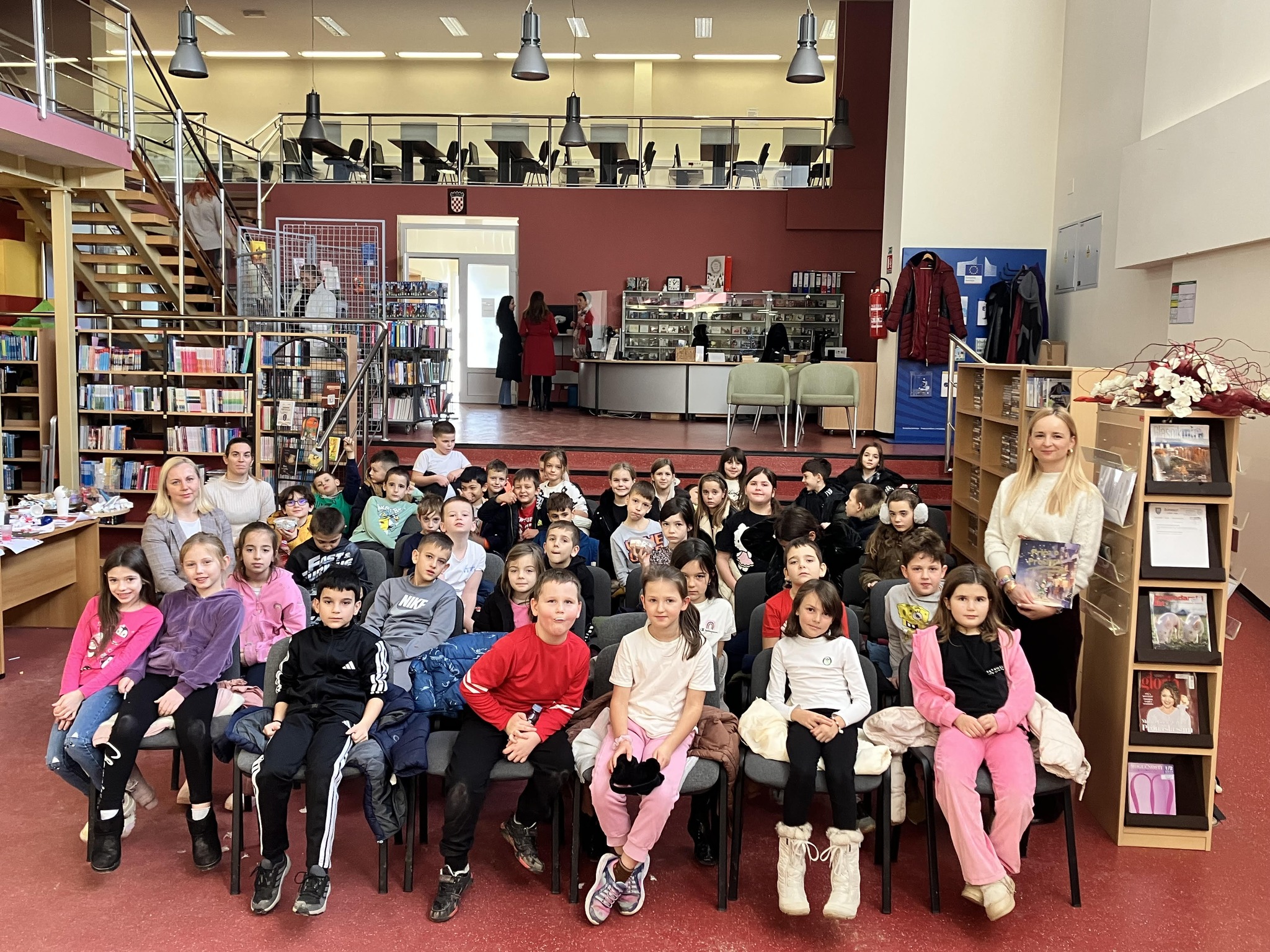 Pročitajte više o članku Blagdanski ugođaj uz slikovnicu “Priča o prosincu” u SNK Gospić