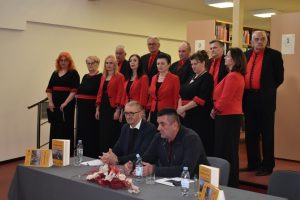 Pročitajte više o članku 📚📖U SNK Gospić predstavljena je jedinstvena antologija hrvatskog rodoljubnog pjeva, Od Jadra do Baške, autora Ante Nadimira Tadića Šutre